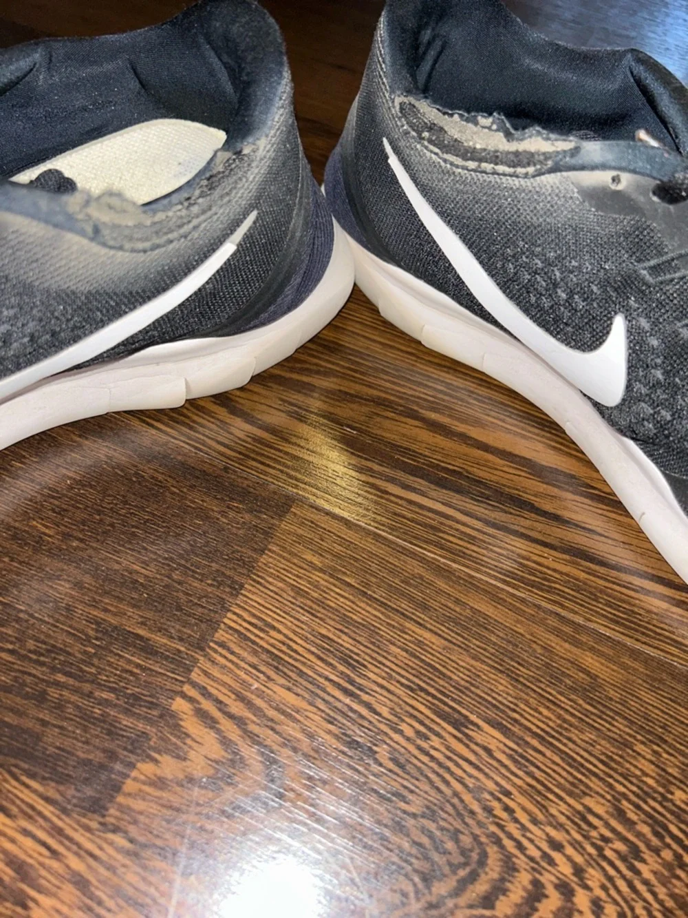 Nike Black and White Lightweight - Picture 5 of 5